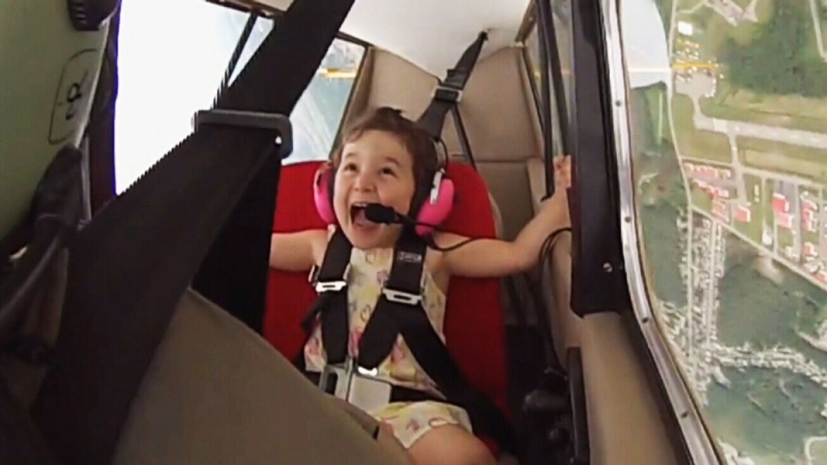 «Αεροσυνοδός» 4 ετών στην πρώτη της ακροβατική πτήση με πιλότο τον μπαμπά της