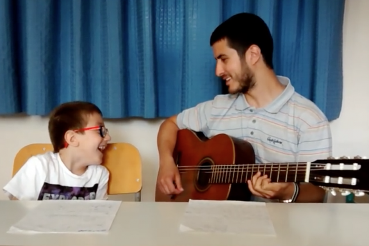 Να μην ξεχνάς να αγαπάς: το τραγούδι που έγραψε ένας δάσκαλος για τον μαθητή του!
