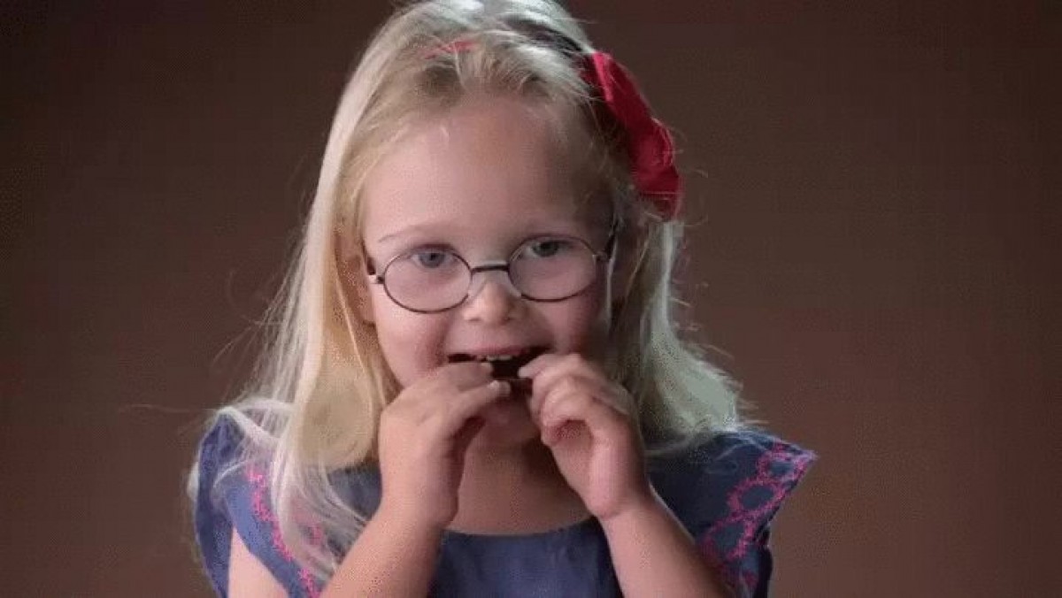 [Βίντεο] Παιδιά δοκιμάζουν για πρώτη φορά μαύρη σοκολάτα