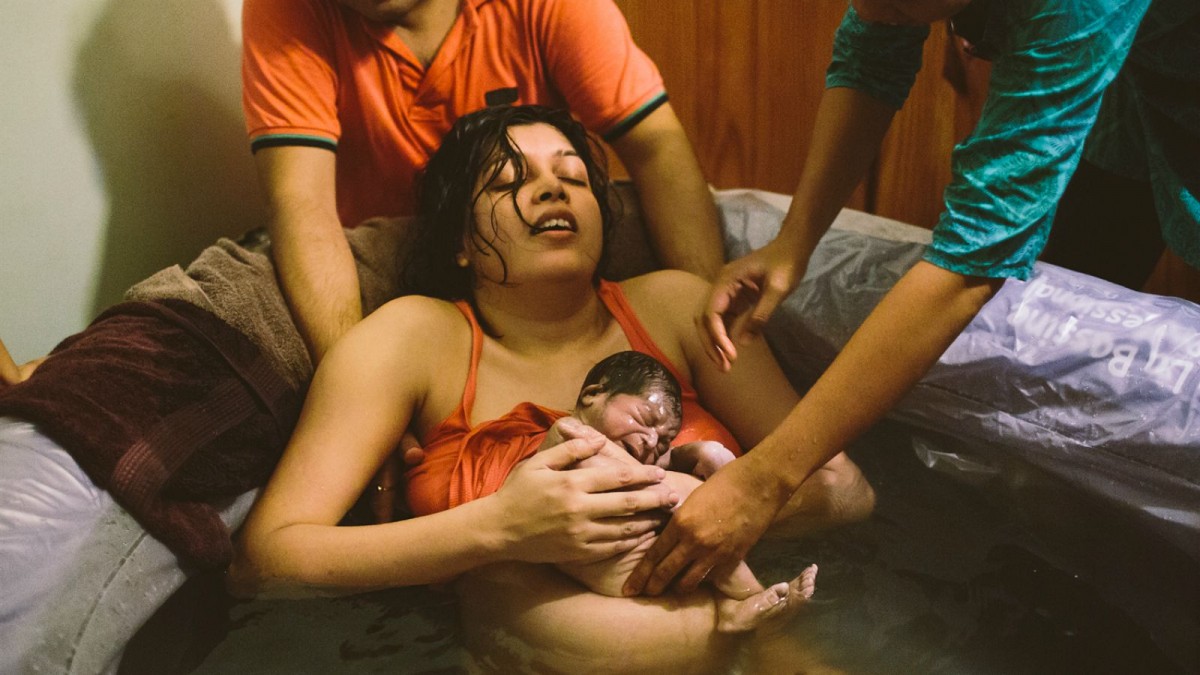 [Φωτογραφίες] Μια Ινδή γυναίκα γίνεται μαμά στο σπίτι