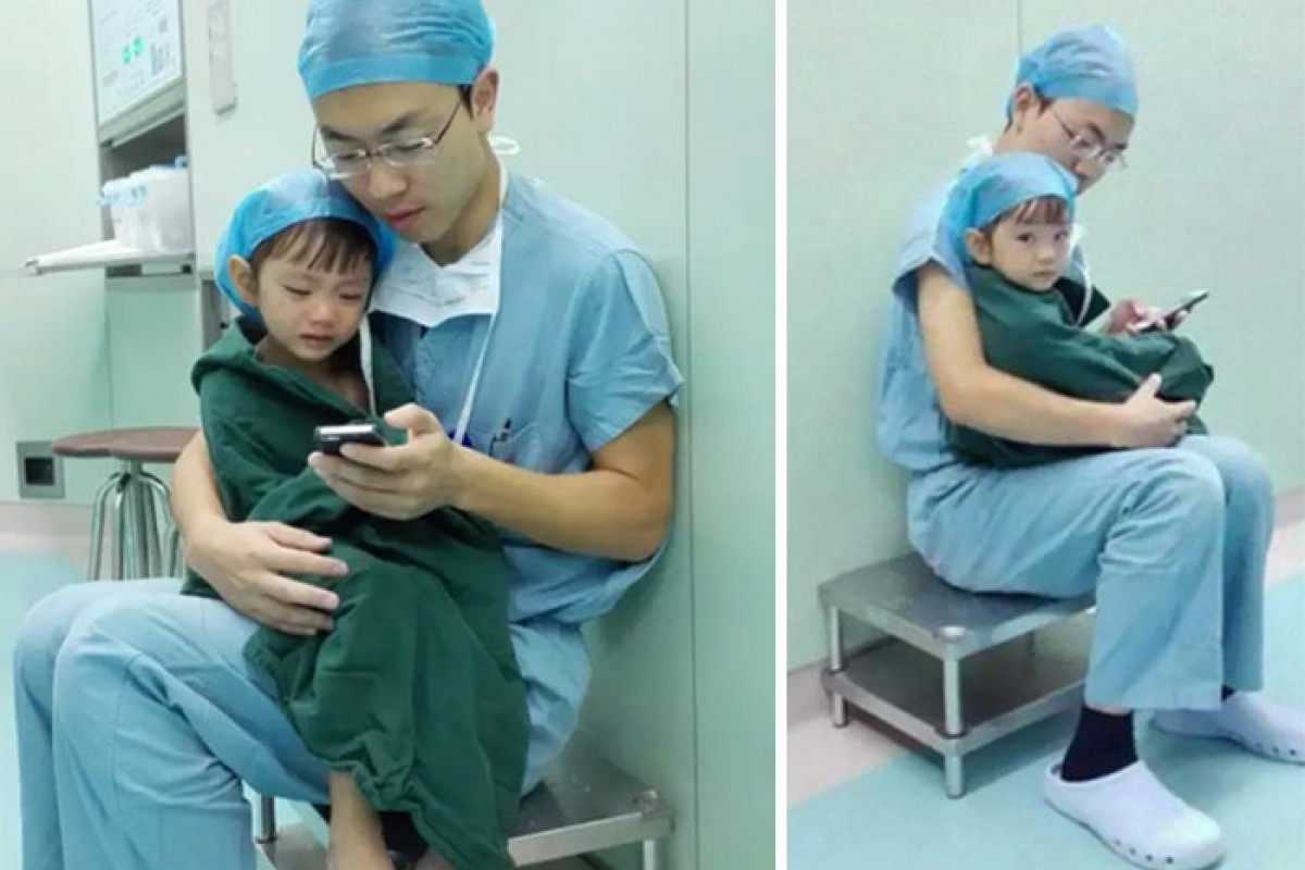 Ένας καρδιοχειρουργός καθησυχάζει τη 2χρονη ασθενή του πριν την επέμβαση
