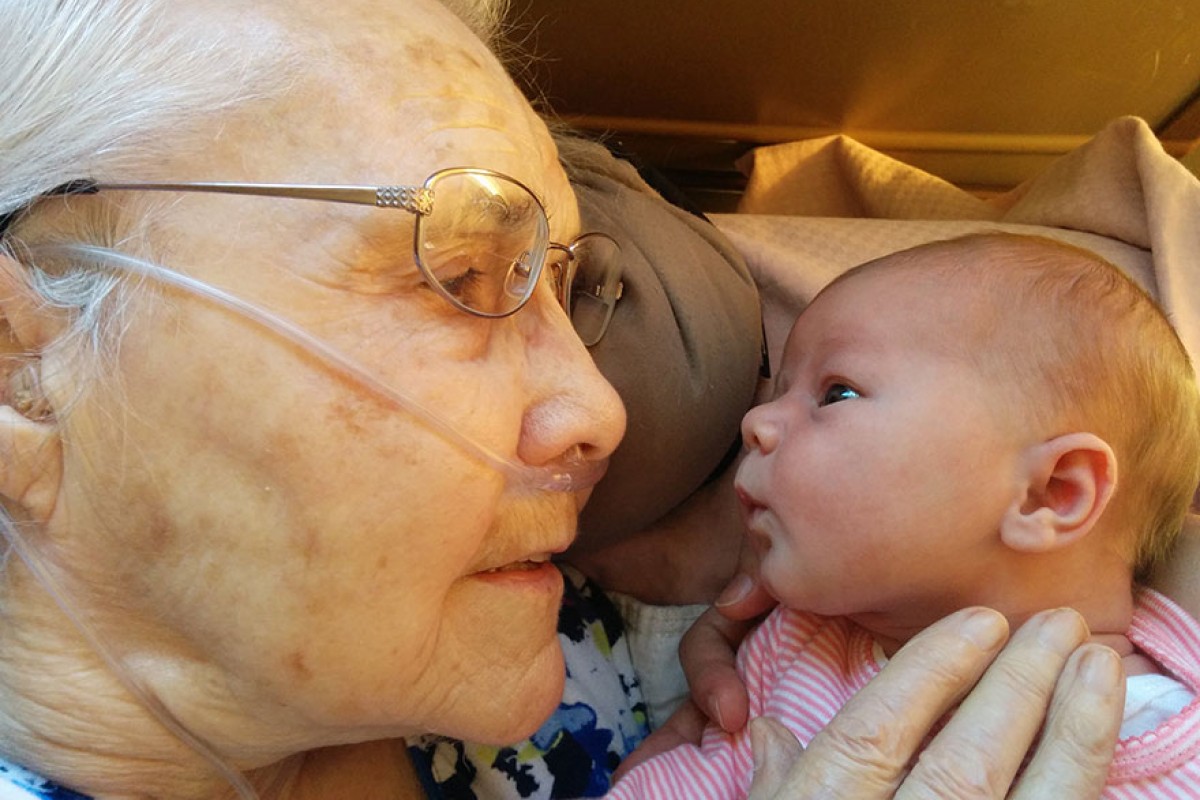 92χρονη προγιαγιά γνωρίζει την δύο ημερών δισέγγονή της