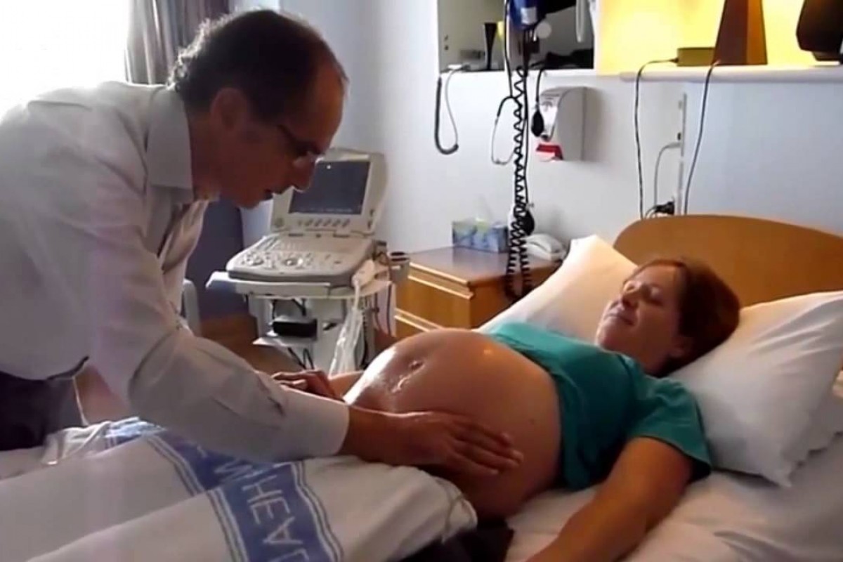 Απίστευτο: Δείτε αυτόν τον γιατρό να γυρνά ένα ισχιακό μωρό στη σωστή θέση με τα χέρια του