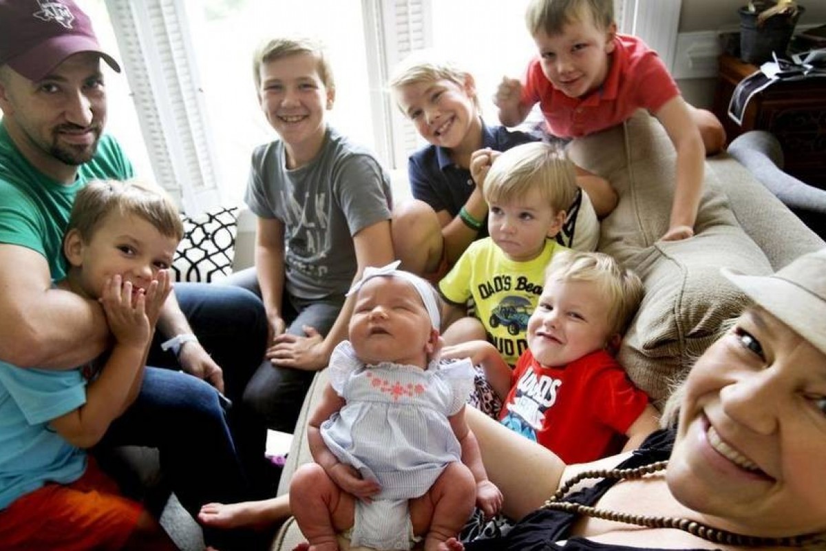 Μια οικογένεια με 6 αγόρια υποδέχεται το νεογέννητο κοριτσάκι της