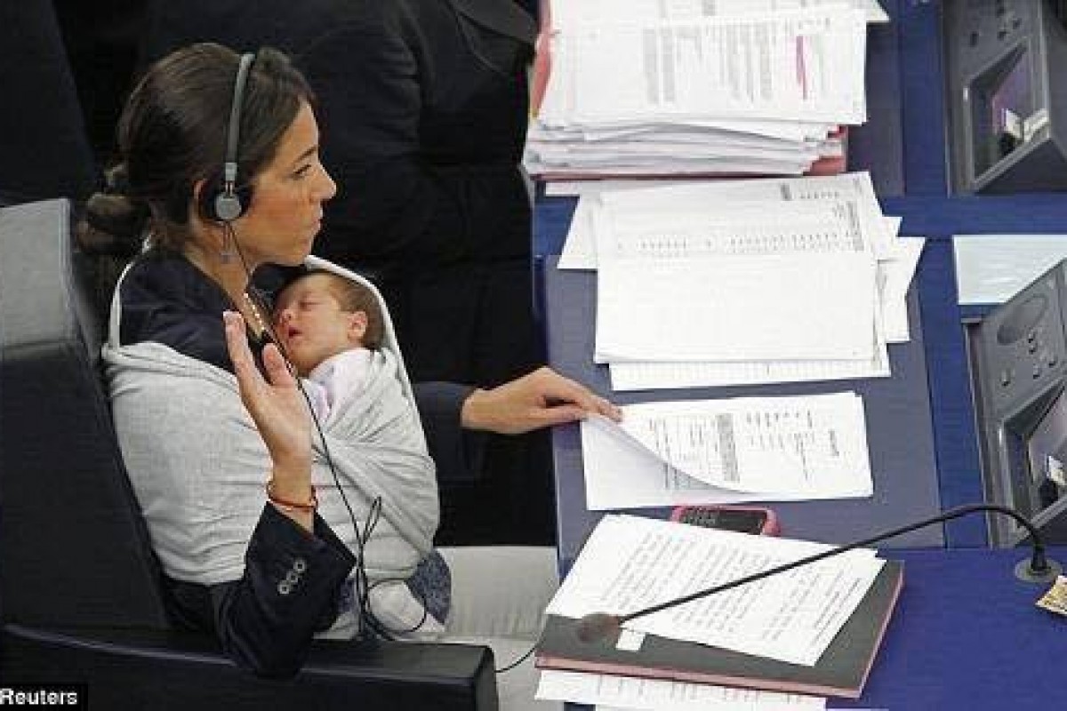 Η μητρότητα σε ακολουθεί παντού, ακόμη και στο Ευρωκοινοβούλιο!