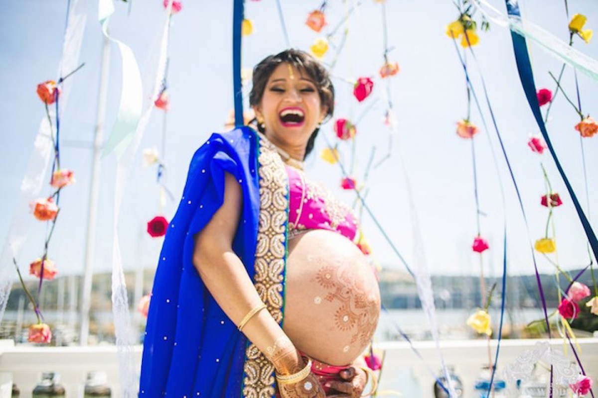 Μια αλλιώτικη φωτογράφιση μητρότητας από την Ινδία