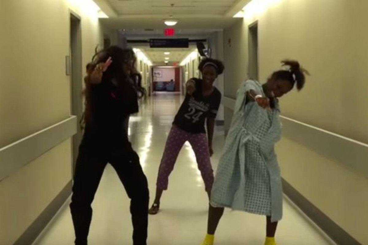 Εγκυούλα χορεύει στον διάδρομο του νοσοκομείου περιμένοντας να γεννήσει