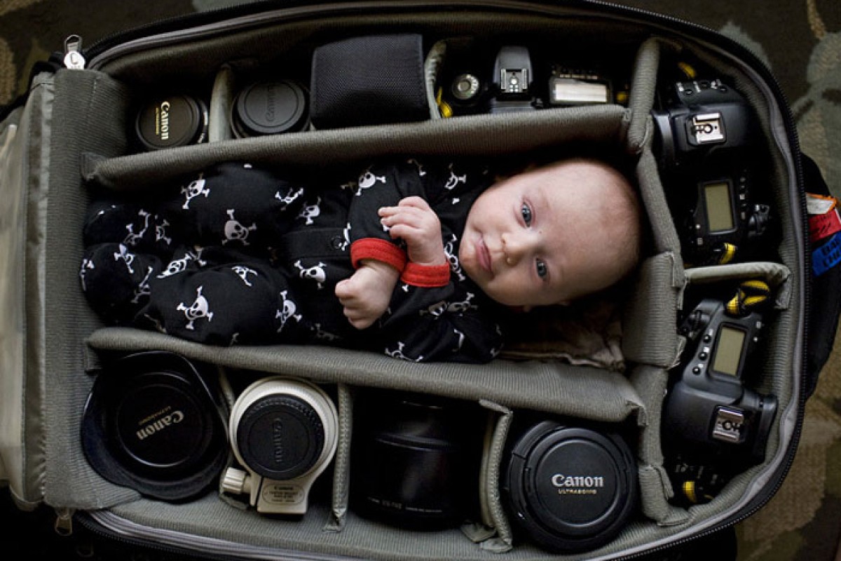 Μωρά φωτογραφίζονται να κοιμούνται μέσα σε τσάντες φωτογραφικών μηχανών