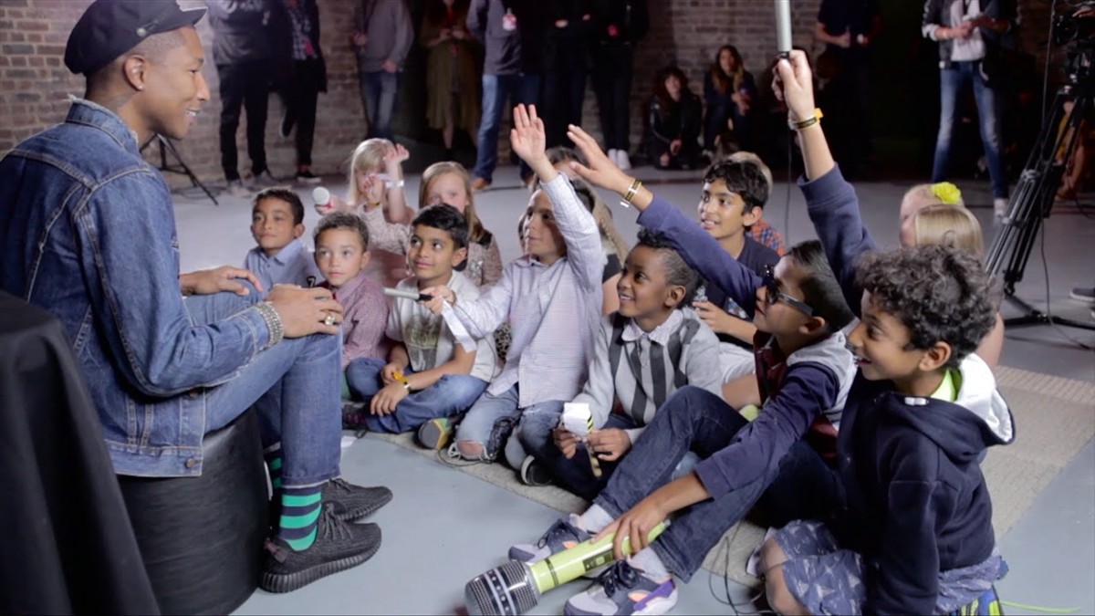 Παιδάκια παίρνουν την πιο πρωτότυπη συνέντευξη από τον τραγουδιστή του «Happy»