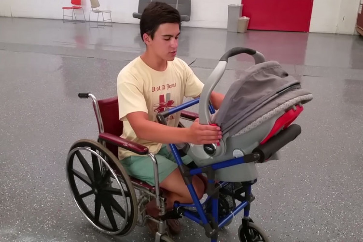 16χρονο αγόρι εφεύρει ένα πρωτότυπο αμαξίδιο με καροτσάκι μωρού για μια ανάπηρη μανούλα