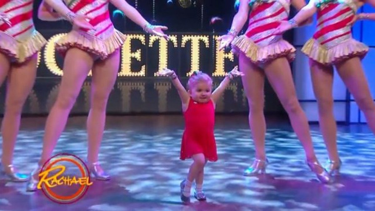 Ένα 6χρονο κόριτσι με μια σπάνια πάθηση στα οστά της χορεύει με τις διάσημες Rockettes