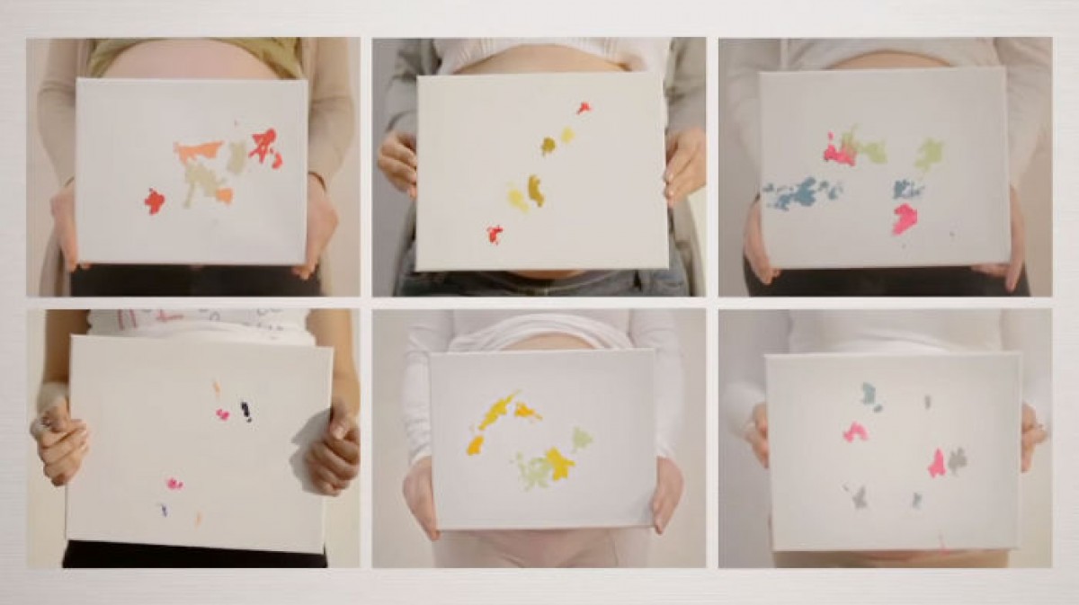 Μωρά μέσα από την κοιλιά της μαμάς τους δημιουργούν πίνακες ζωγραφικής