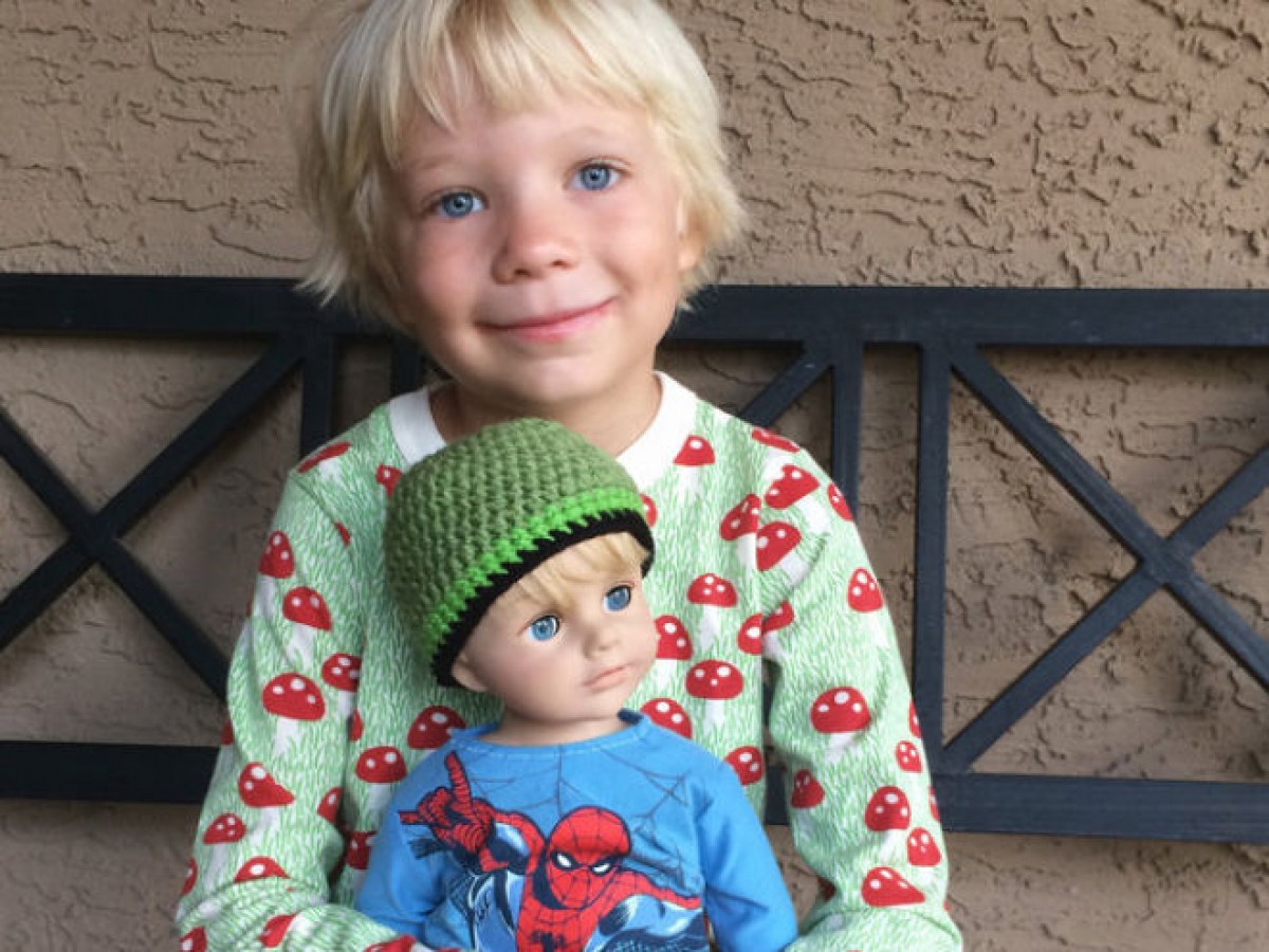 Μαμά μεταμορφώνει μια κούκλα σε αγοράκι για να μοιάζει στον γιο της