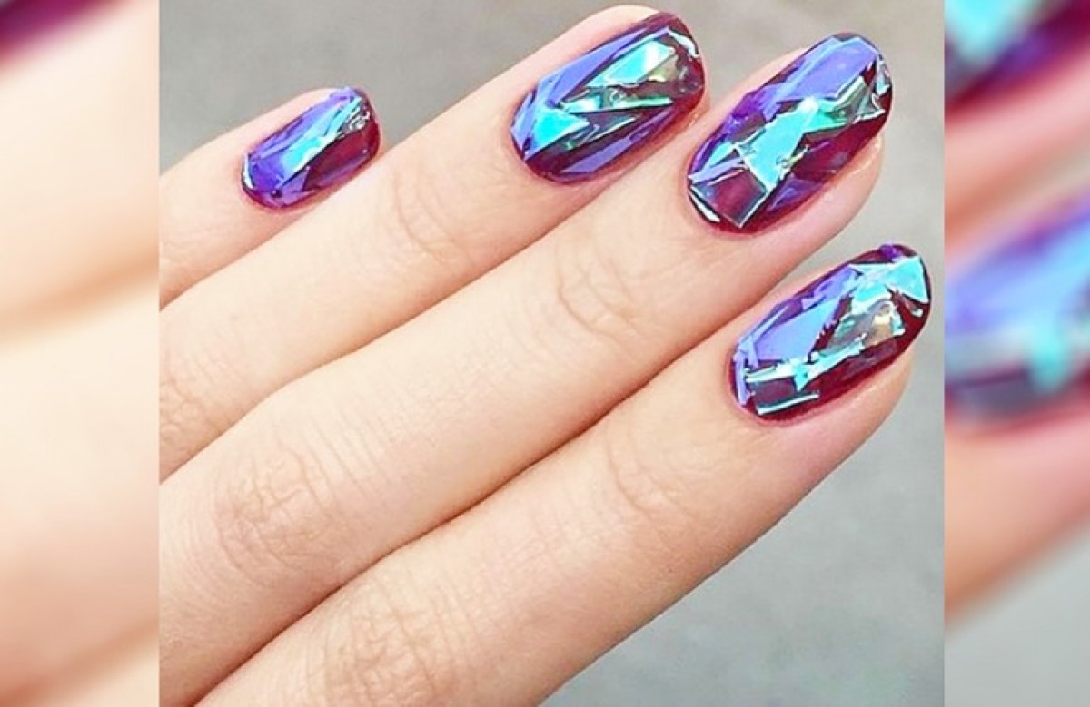 Η νέα τάση στα νύχια: Glass nails!