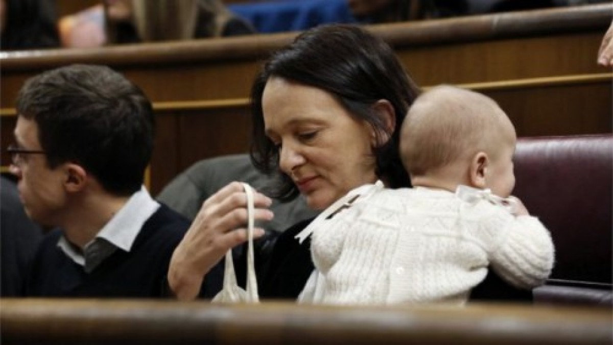 Αντιδράσεις για βουλευτή των Ποδέμος που θήλασε το μωρό της στη Βουλή