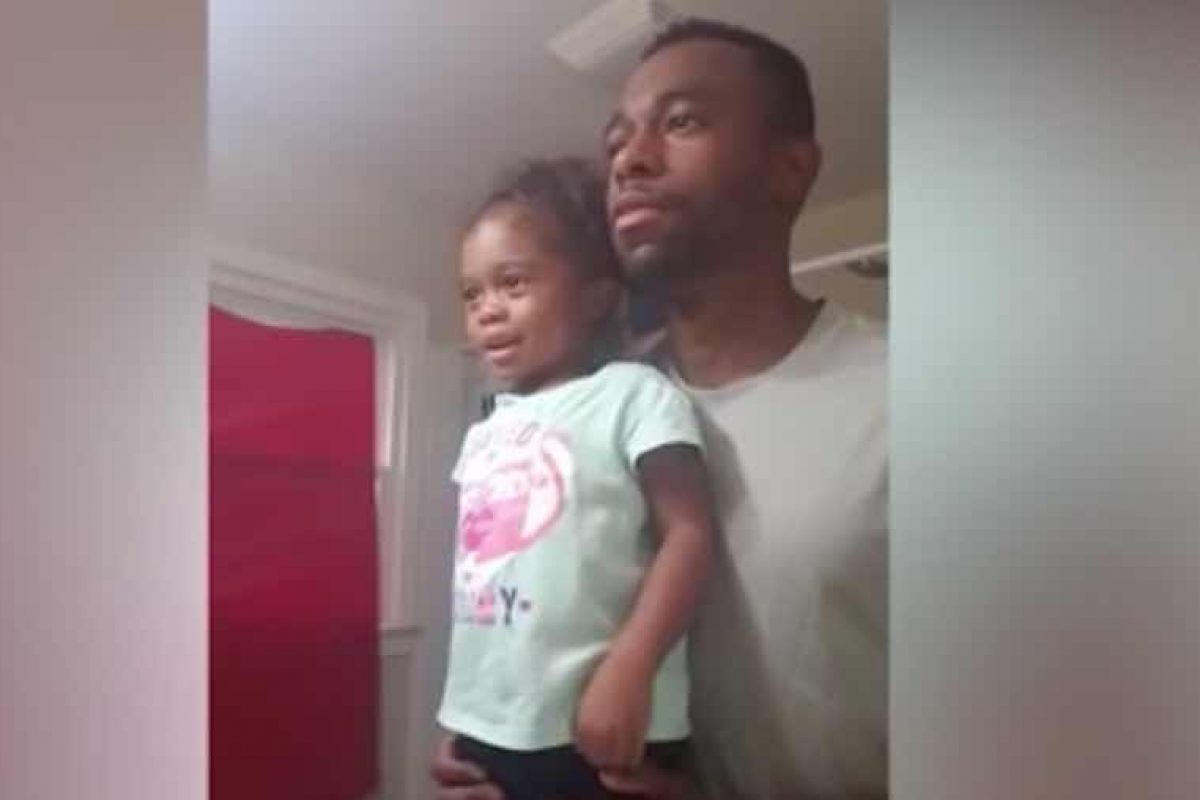 Βίντεο: Αυτός ο μπαμπάς έχει ένα μοναδικό τρόπο να εμψυχώσει την κορούλα του πριν το σχολείο!