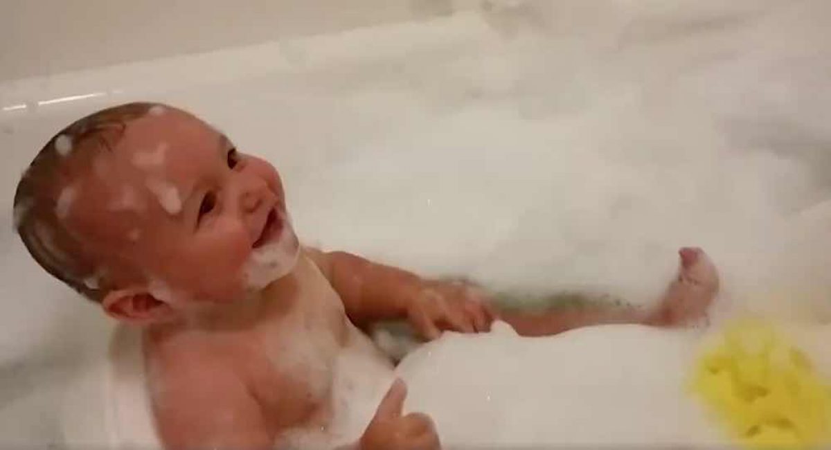 Αυτό το μωρό που ξεκαρδίζεται στο μπάνιο θα σε κάνει να χαμογελάσεις!