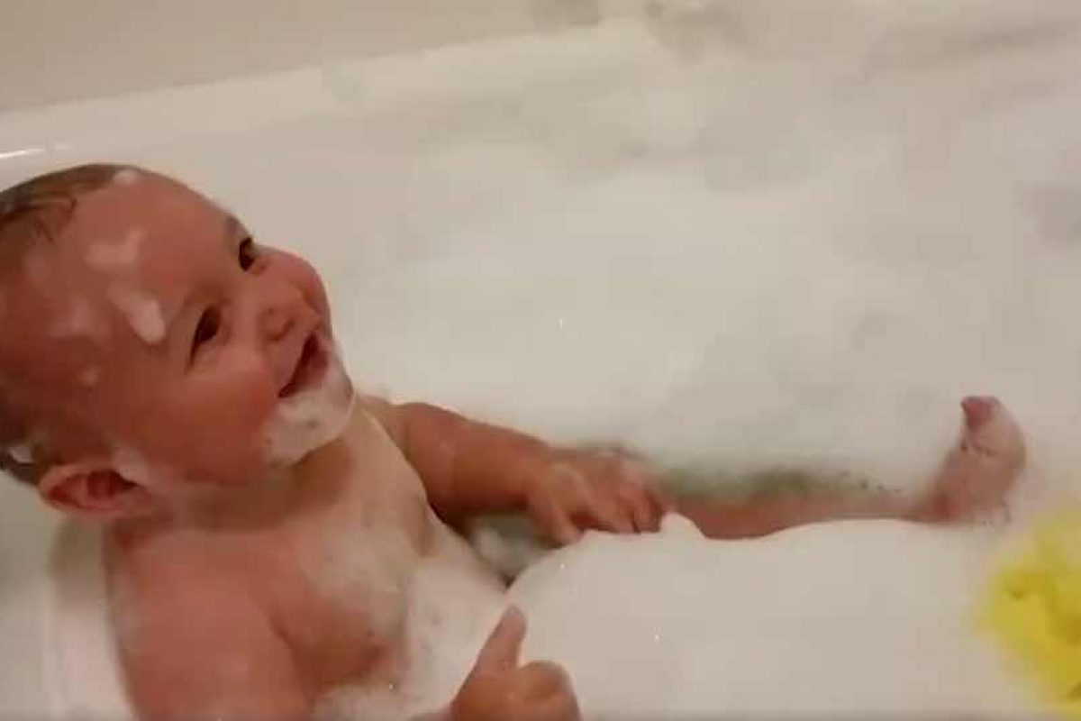 Αυτό το μωρό που ξεκαρδίζεται στο μπάνιο θα σε κάνει να χαμογελάσεις!