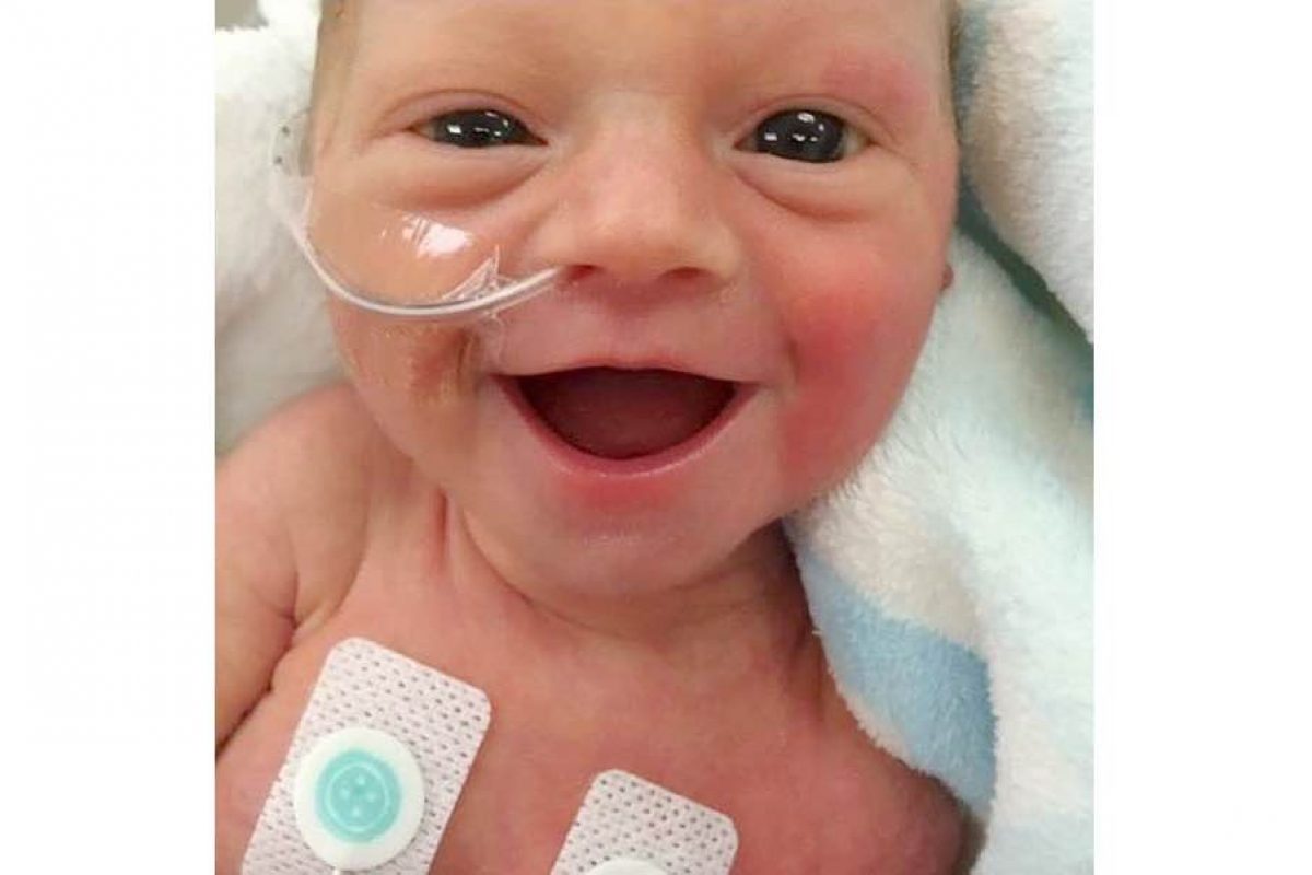 Πρόωρο μωράκι μόλις 5 ημερών χαμογελά και γεμίζει ελπίδα!