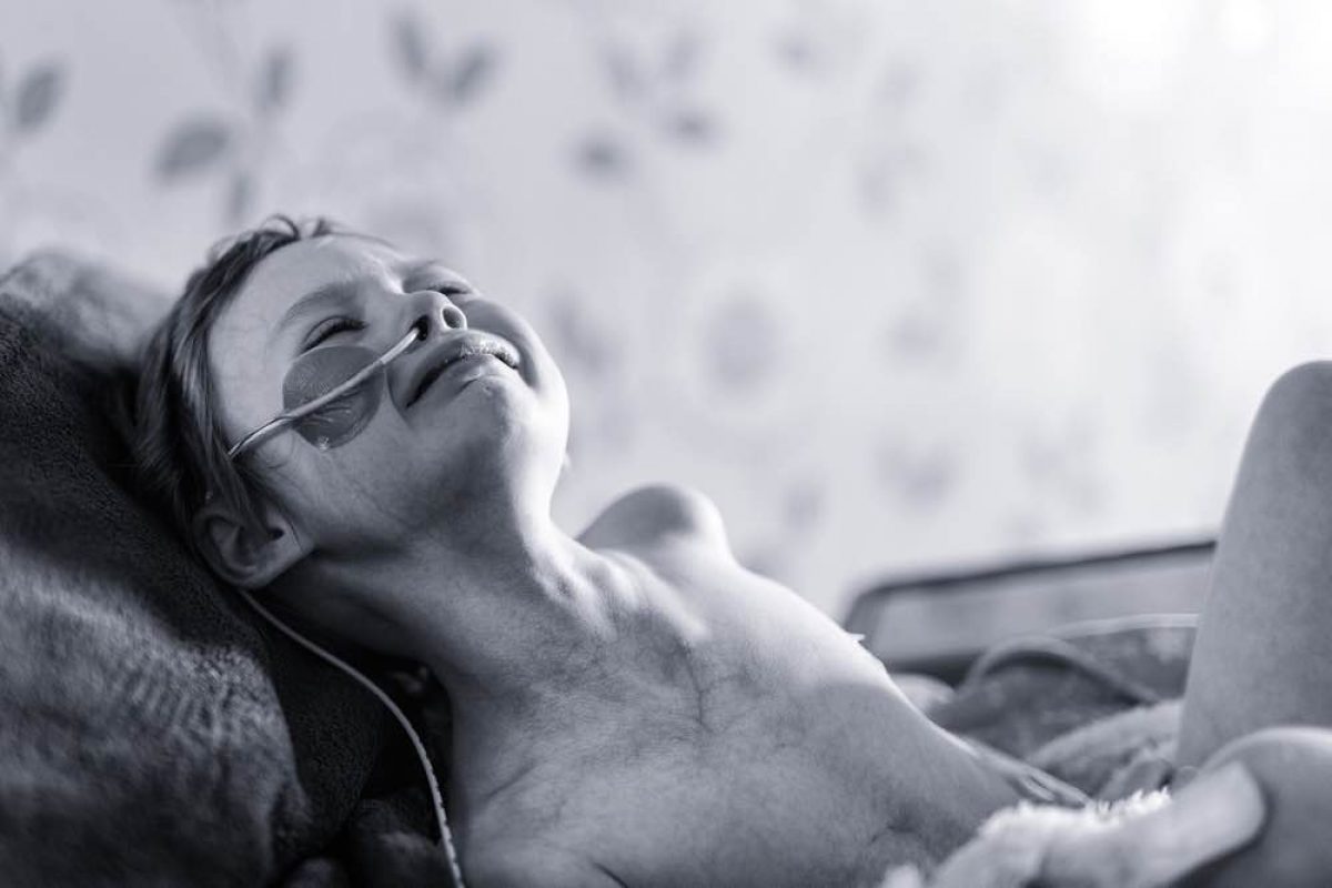 «Αυτό είναι το αληθινό πρόσωπο του καρκίνου!» | Ένας πατέρας μοιράζεται μια συγκλονιστική φωτογραφία από τις τελευταίες μέρες της κόρης του που παλεύει με τον καρκίνο