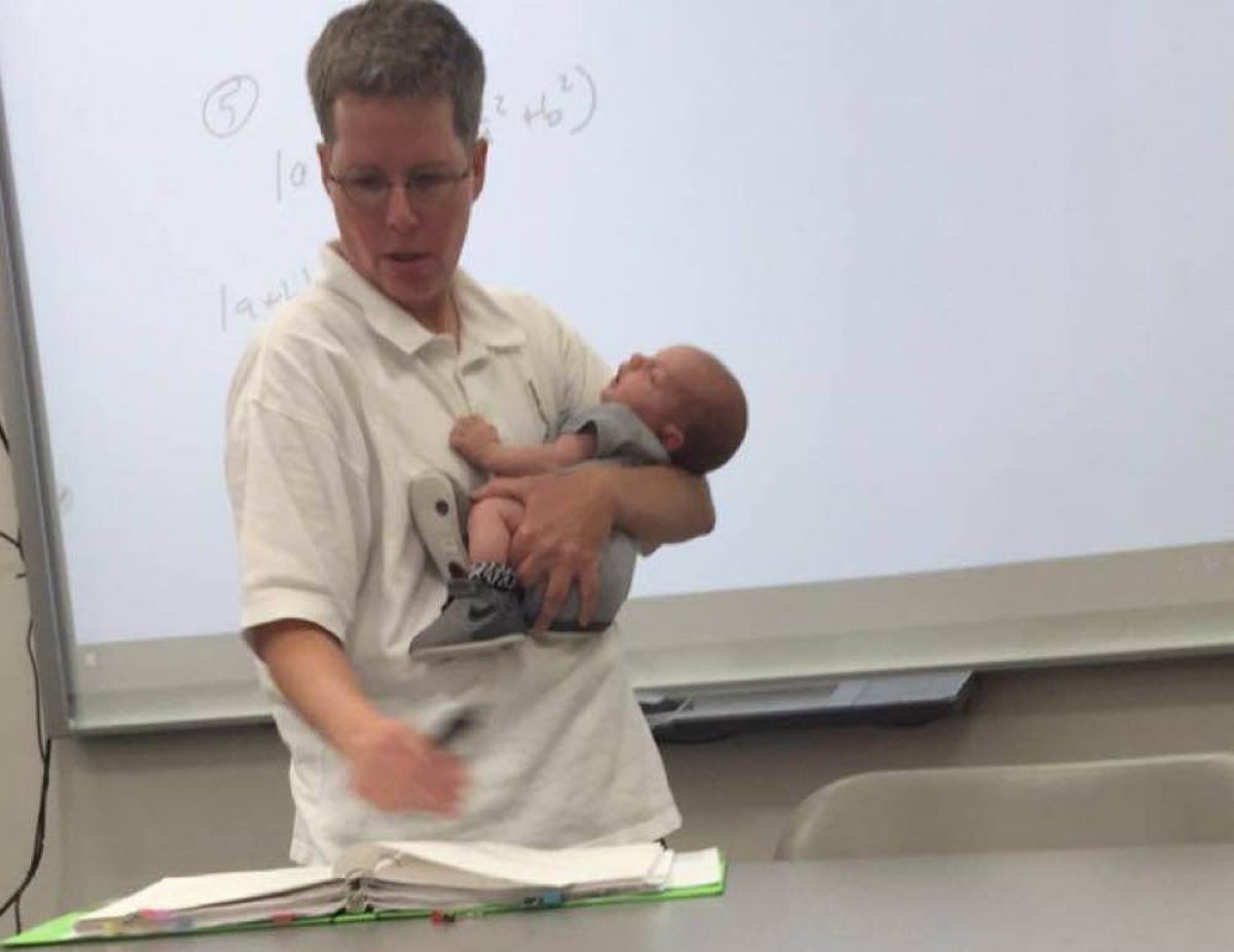 Καθηγήτρια επέτρεψε σε φοιτήτρια να φέρνει το μωρό της στο μάθημα!