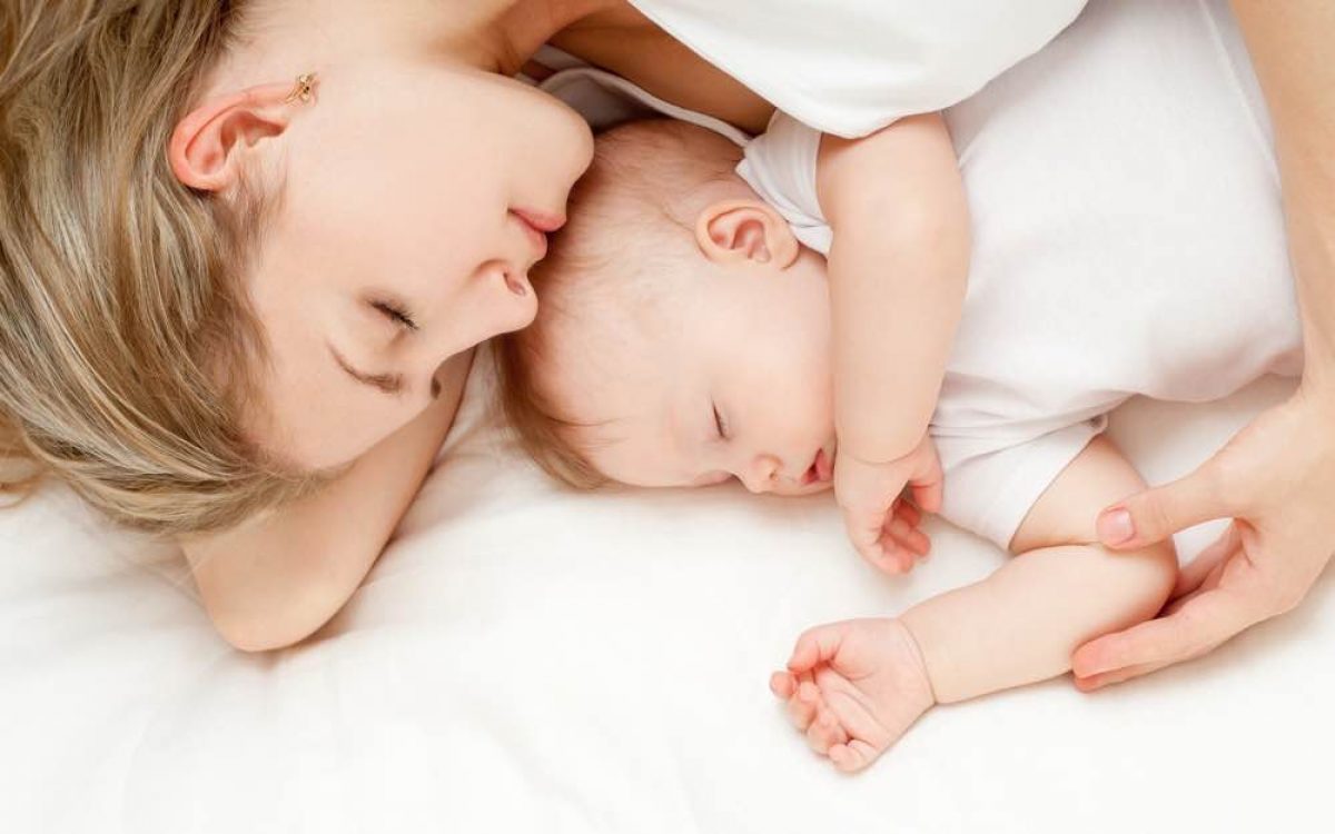 Οι οδηγίες της ΑΑΠ για την ασφάλεια στον ύπνο των βρεφών και το θηλασμό