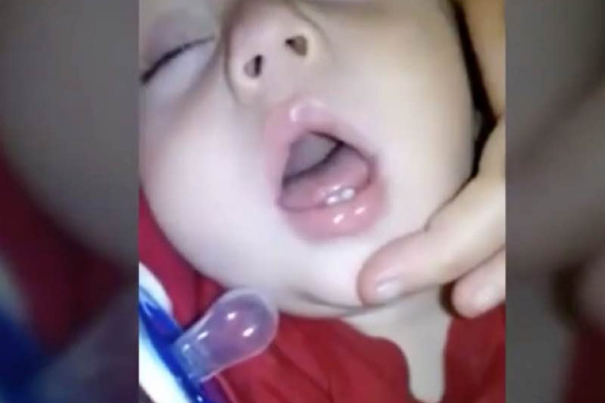 Απίθανο βίντεο: Να πώς είναι το εσωτερικό του στόματος ενός μωρού όταν θηλάζει!