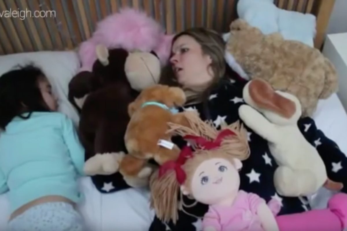 Βίντεο: Πώς είναι να μοιράζεσαι το κρεβάτι σου με το παιδί σου