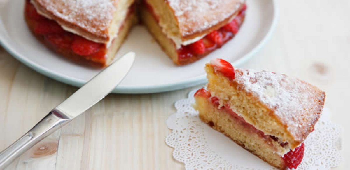 Διπλό κέικ με φράουλες και κρέμα