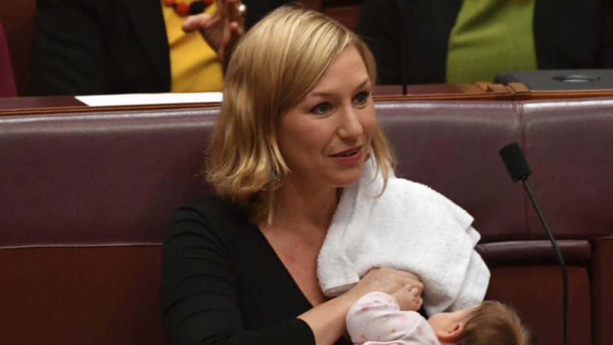 Θήλασε το μωρό της μέσα στη βουλή της Αυστραλίας!
