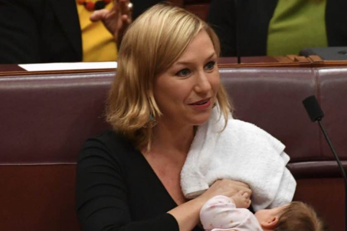 Θήλασε το μωρό της μέσα στη βουλή της Αυστραλίας!