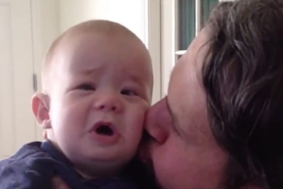 Βίντεο: το κόλπο ενός μπαμπά για να ηρεμήσει το κωφό και τυφλό μωράκι του