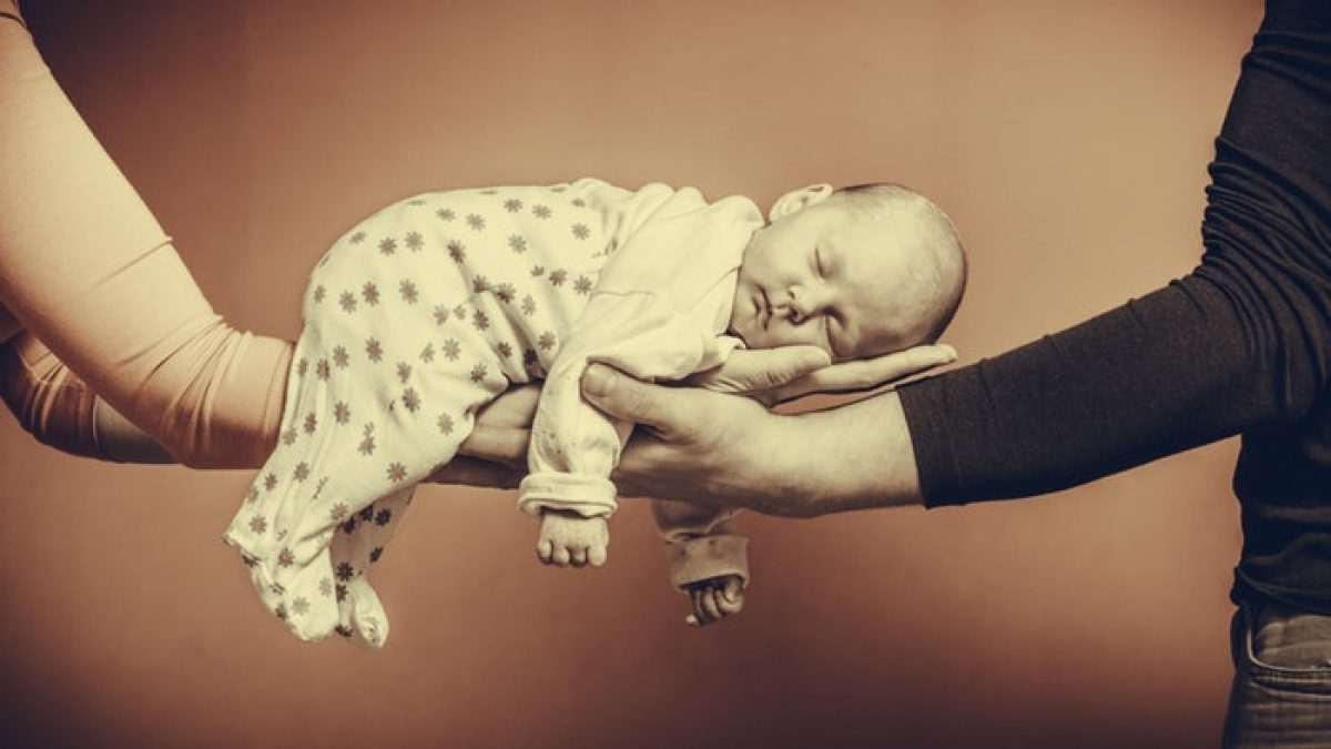 9 τρόποι με τους οποίους τα χρόνια με μωρό σχεδόν διέλυσαν τη σχέση μας