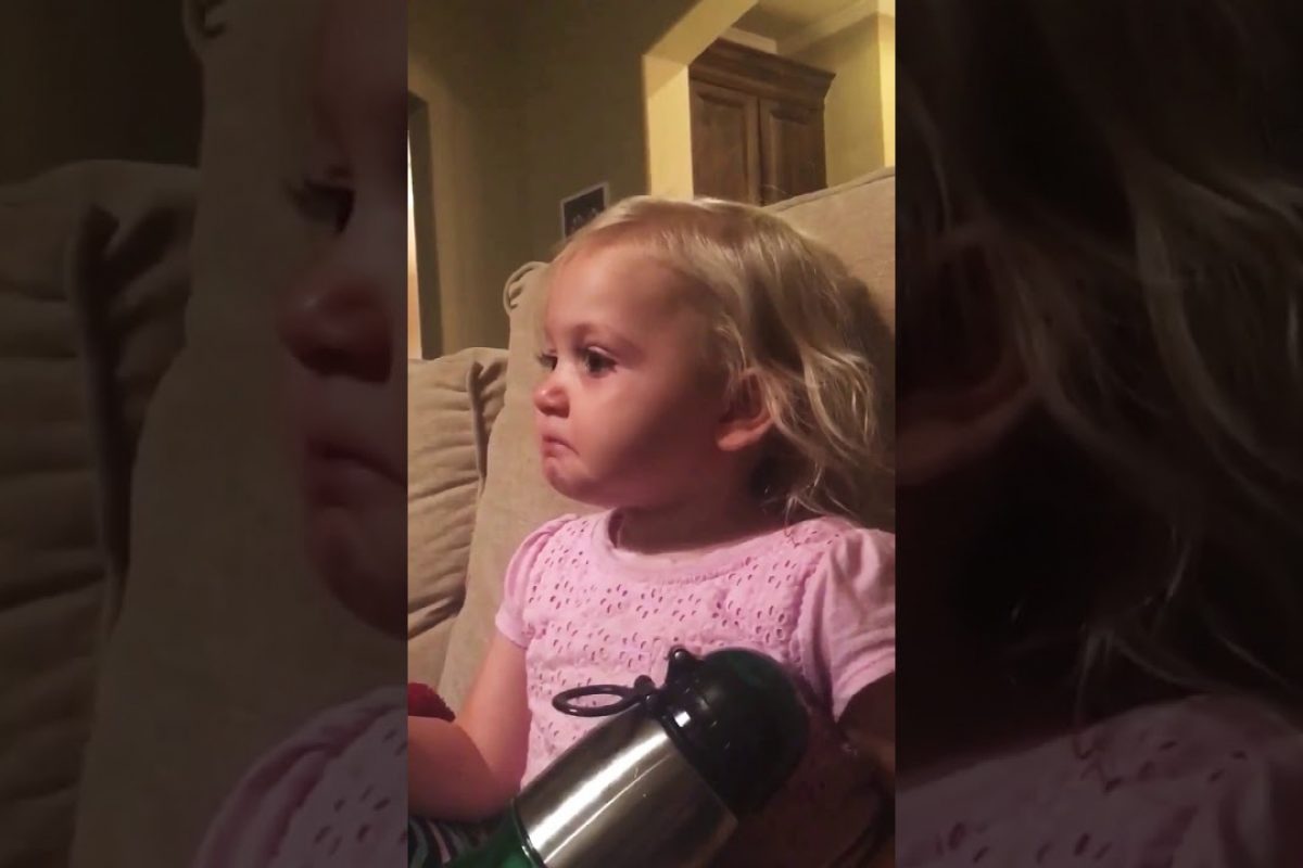 Μια πολύ χαριτωμένη και αληθινή αντίδραση ενός δίχρονου κοριτσιού που συγκινείται με την ταινία που παρακολουθεί