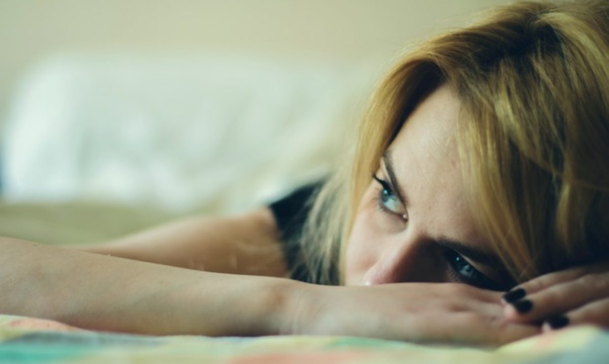 Κατάθλιψη: Τα 9 συμπτώματα στο σώμα και στον ύπνο