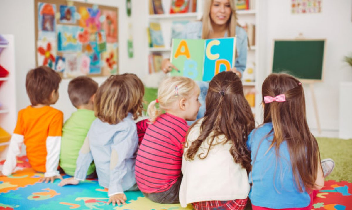Τα παιδάκια που πάνε σε παιδικό σταθμό αντί να μένουν στο σπίτι, έχουν περισσότερες κοινωνικές δεξιότητες και καλύτερη συμπεριφορά