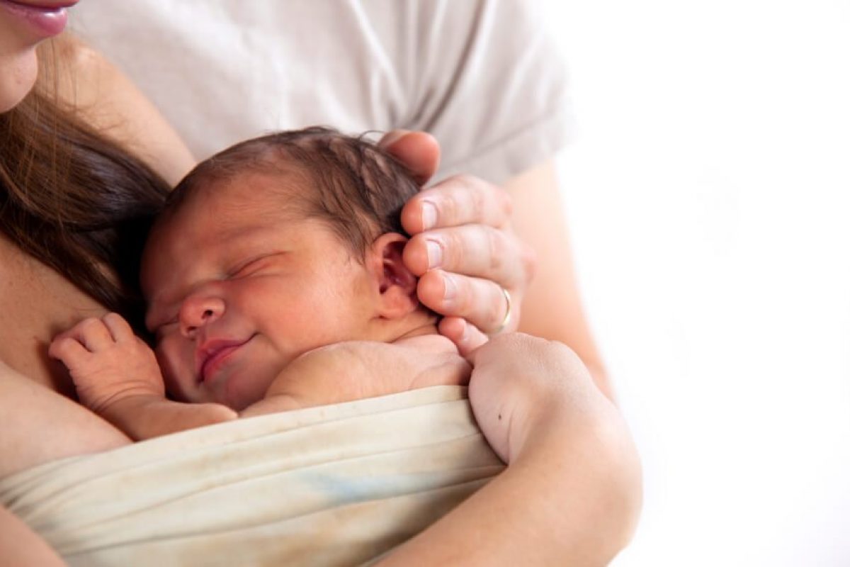 Έρευνα: Όσο περισσότερο αγκαλιάζουμε ένα μωρό τόσο πιο έξυπνο γίνεται