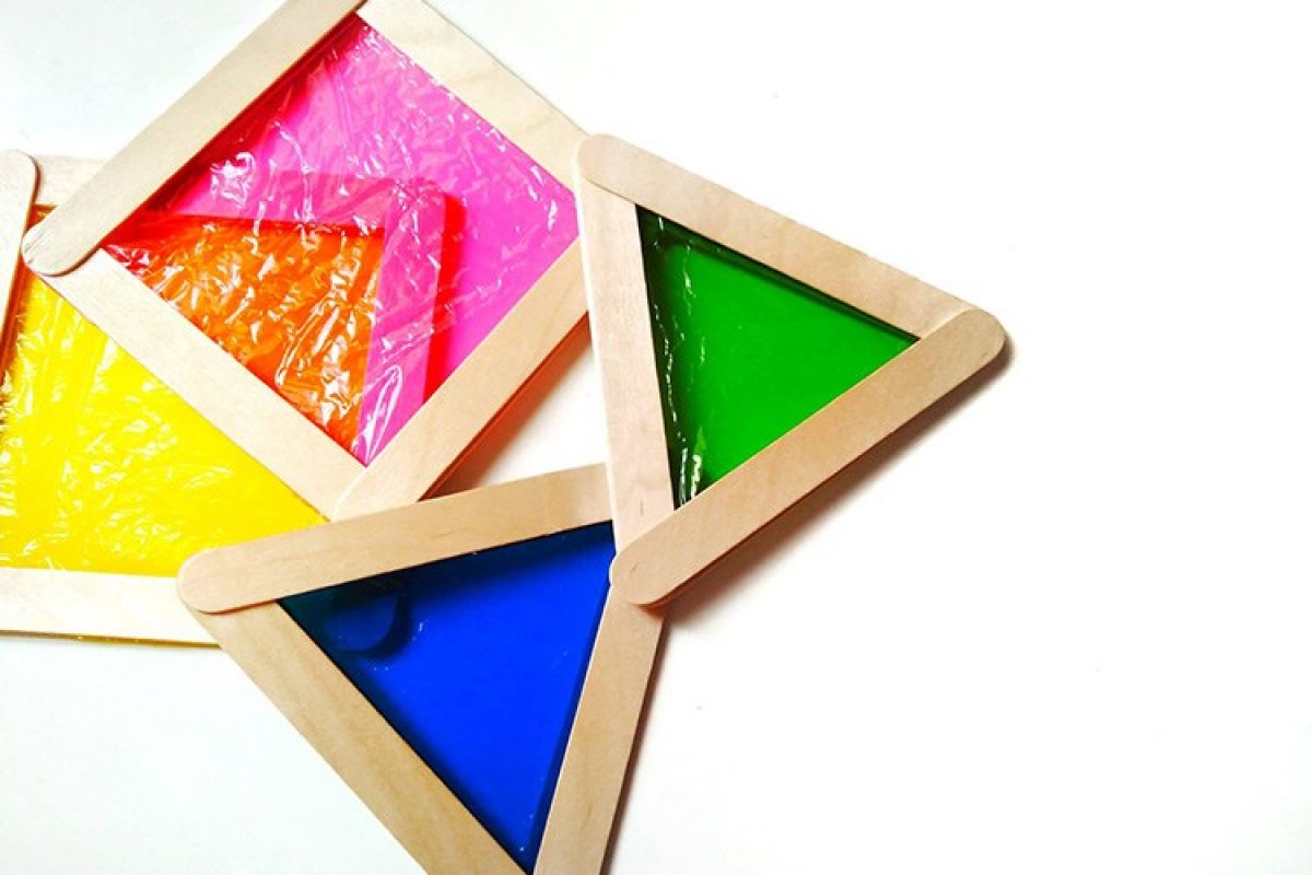 DIY χρωματιστά σχήματα κι ένα παιχνίδι με φως και χρώματα ξεκινά…!