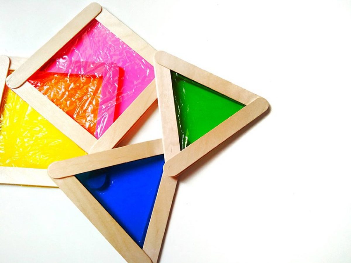 DIY χρωματιστά σχήματα κι ένα παιχνίδι με φως και χρώματα ξεκινά…!