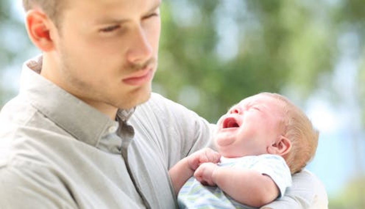 Ερευνα: Ενας στους 20 νέους μπαμπάδες εμφανίζει μεταγεννητική κατάθλιψη