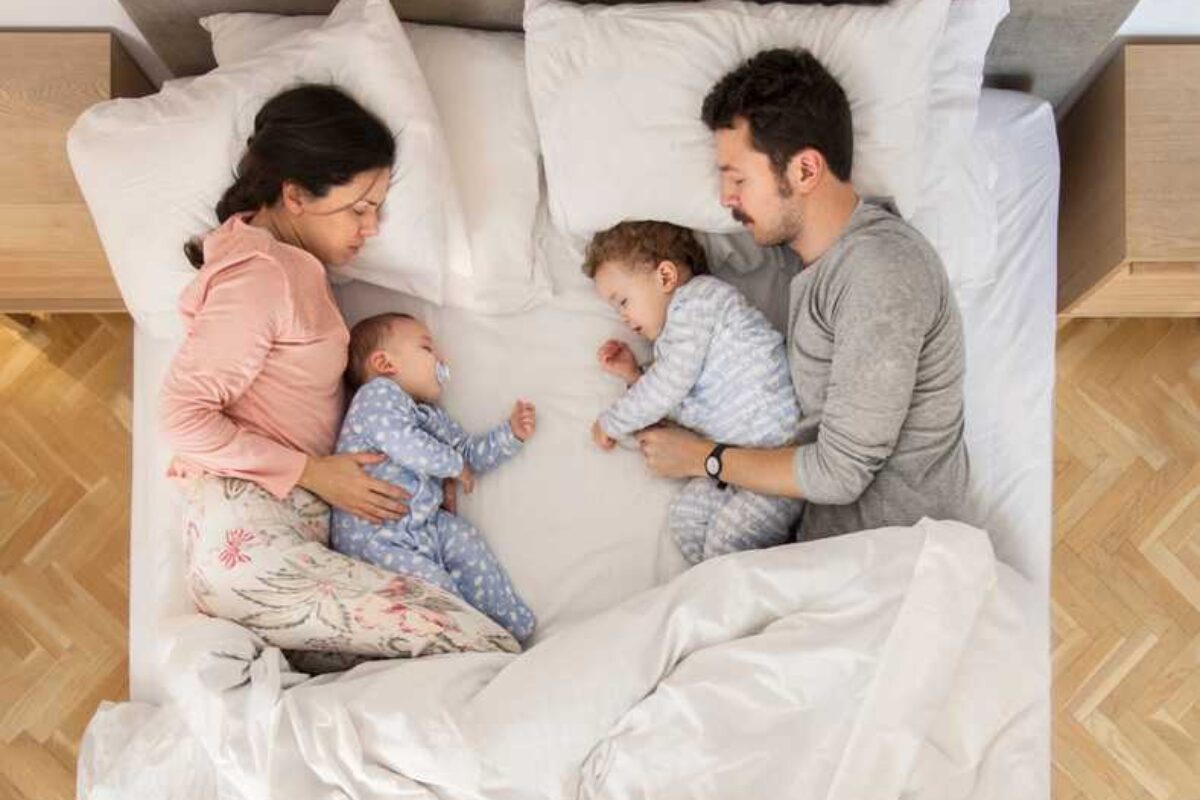 «Τα παιδιά πρέπει να κοιμούνται με τους γονείς μέχρι τα πέντε τους» λέει νέα έρευνα