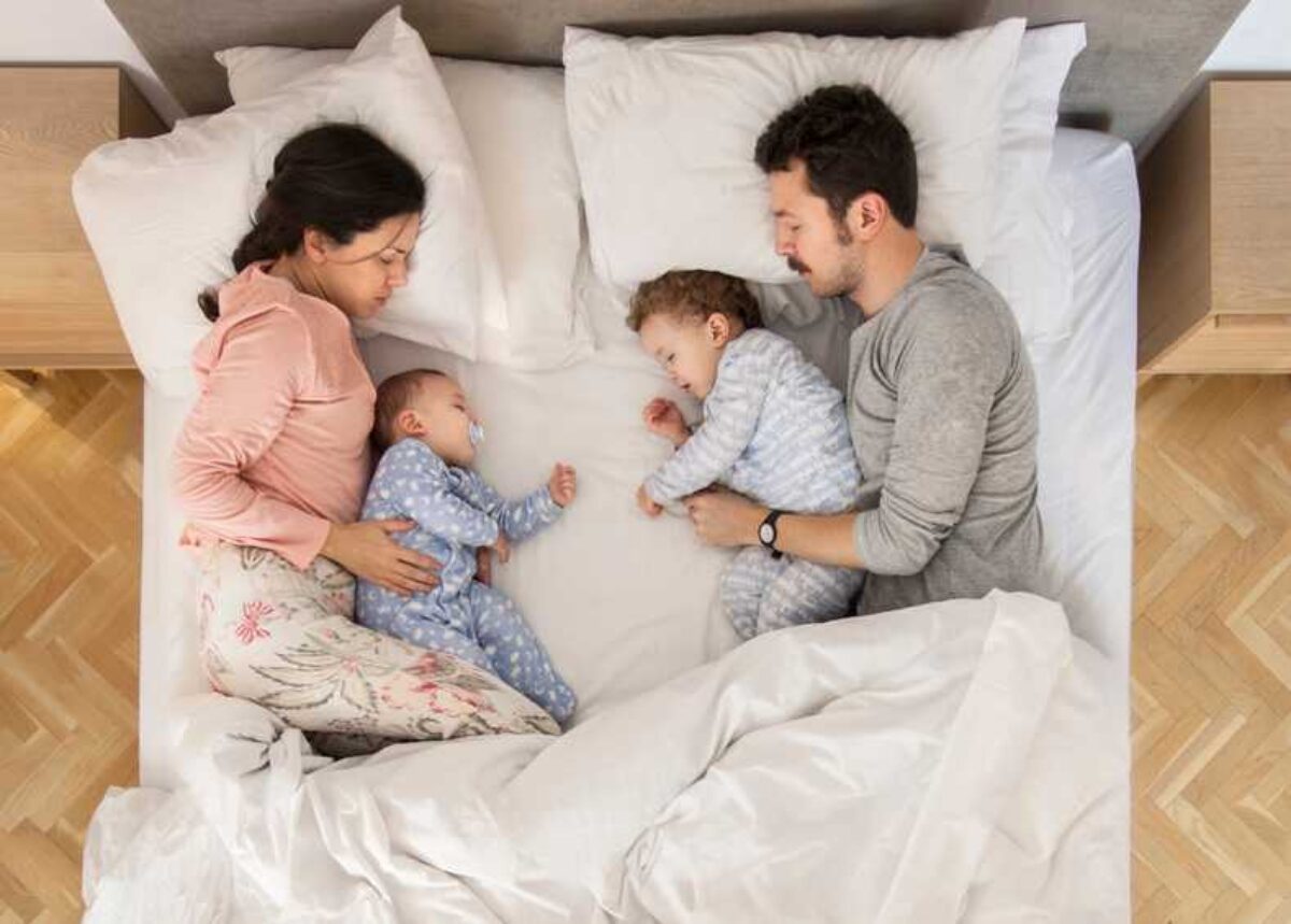 «Τα παιδιά πρέπει να κοιμούνται με τους γονείς μέχρι τα πέντε τους» λέει νέα έρευνα