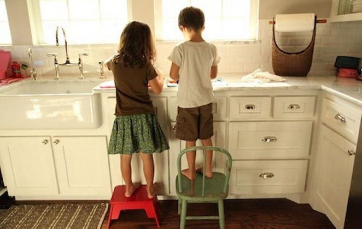 Τα παιδιά που συμμετέχουν από μικρή ηλικία στις δουλειές του σπιτιού γίνονται σωστοί ενήλικες