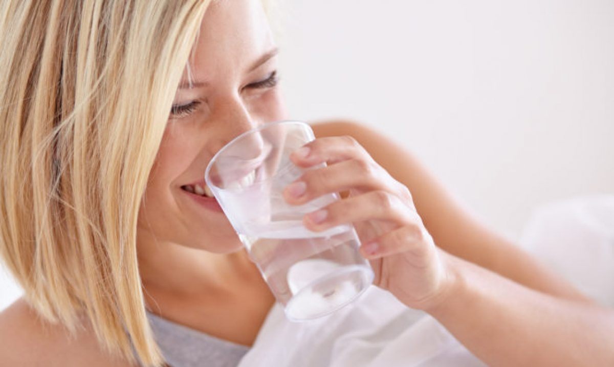 Τι συμβαίνει στο σώμα αν πίνετε νερό με άδειο στομάχι μόλις ξυπνάτε