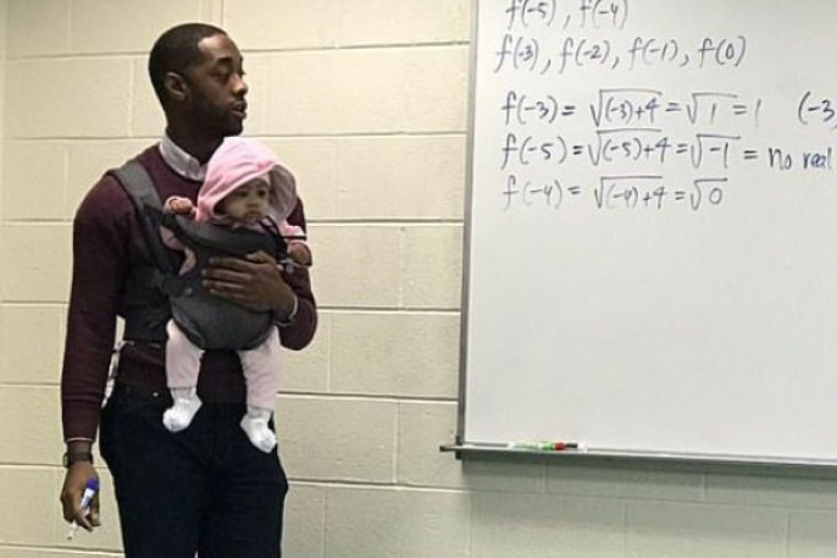 Καθηγητής έκανε babysitting εν ώρα μαθήματος επειδή δεν υπήρχε διαθέσιμη θέση για το μωρό μαθητή του