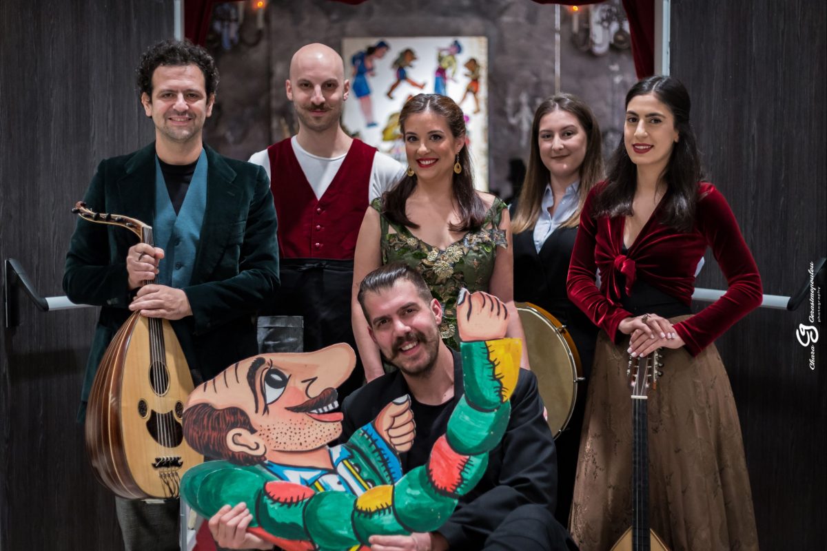Στο σπίτι του Καραγκιόζη συνεχίζονται έως τις 20 Απριλίου οι παραστάσεις του νέου έργου του Ηλία Καρελλά  «Ο Καραγκιόζης μαέστρος»!