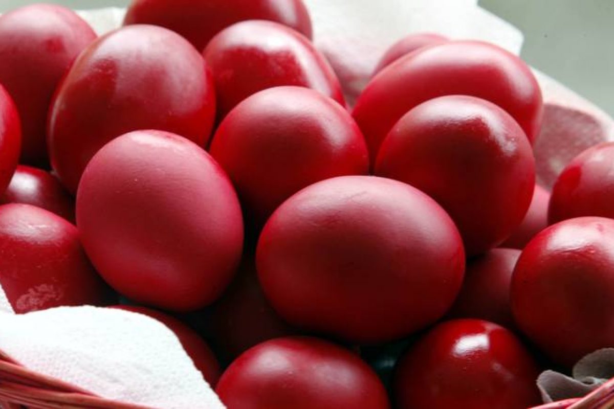 Μεγάλη Πέμπτη: Γιατί βάφουμε κόκκινα αυγά