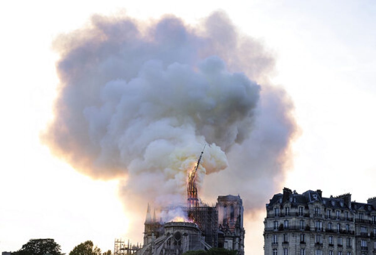 Παναγία των Παρισίων: Παγκόσμιο σοκ από την τεράστια καταστροφή – υπό έλεγχο επιτέλους ηφωτιά