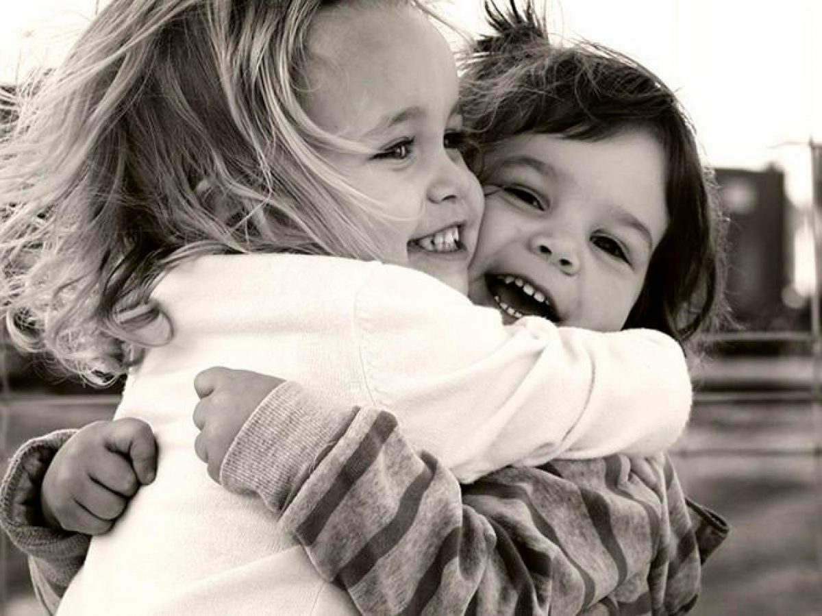 Να αγκαλιάζεις σφιχτά αυτούς που αγαπάς, γιατί η αγκαλιά είναι η πιο μεγάλη κουβέντα