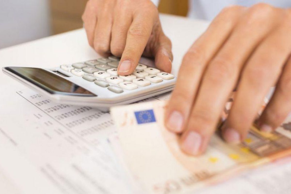 Φορολογικές δηλώσεις: Πώς θα πάρετε έκπτωση 2.100 ευρώ – Τα μυστικά που πρέπει να γνωρίζετε για λιγότερο φόρο